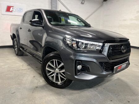 TOYOTA HILUX 2.4 D-4D Invincible Auto 4WD Euro 6 4dr (TSS, 3.5t)